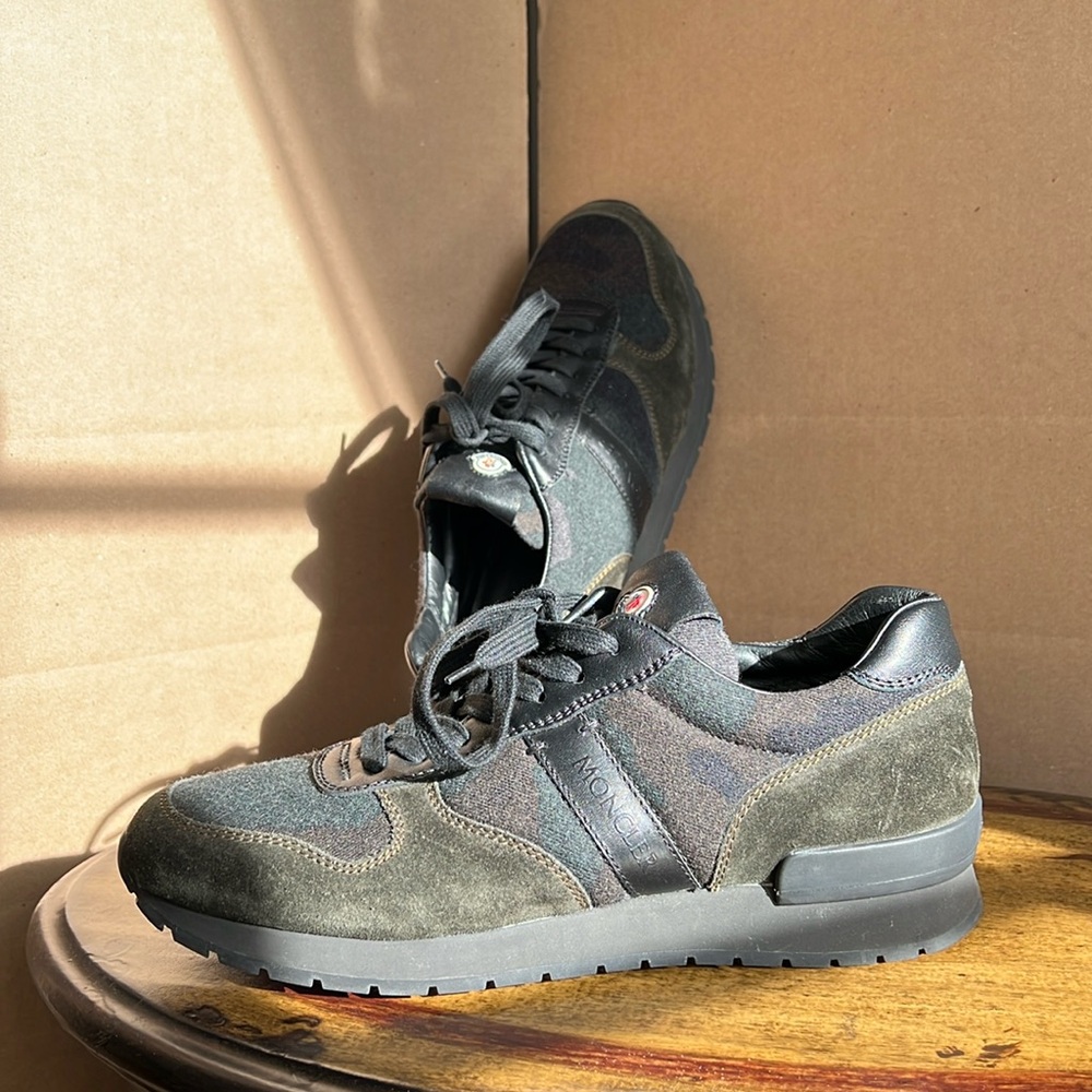 Mo clear men’s camo sneakers.